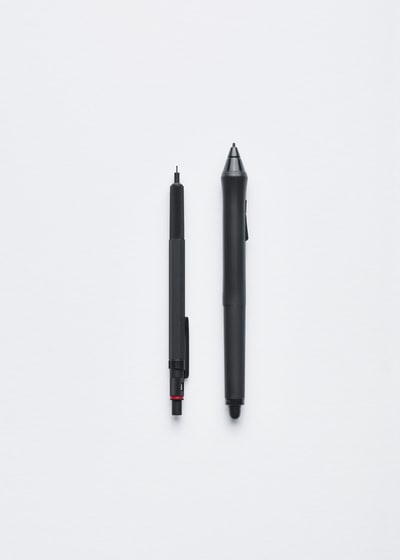 机械铅笔和一支钢笔。
